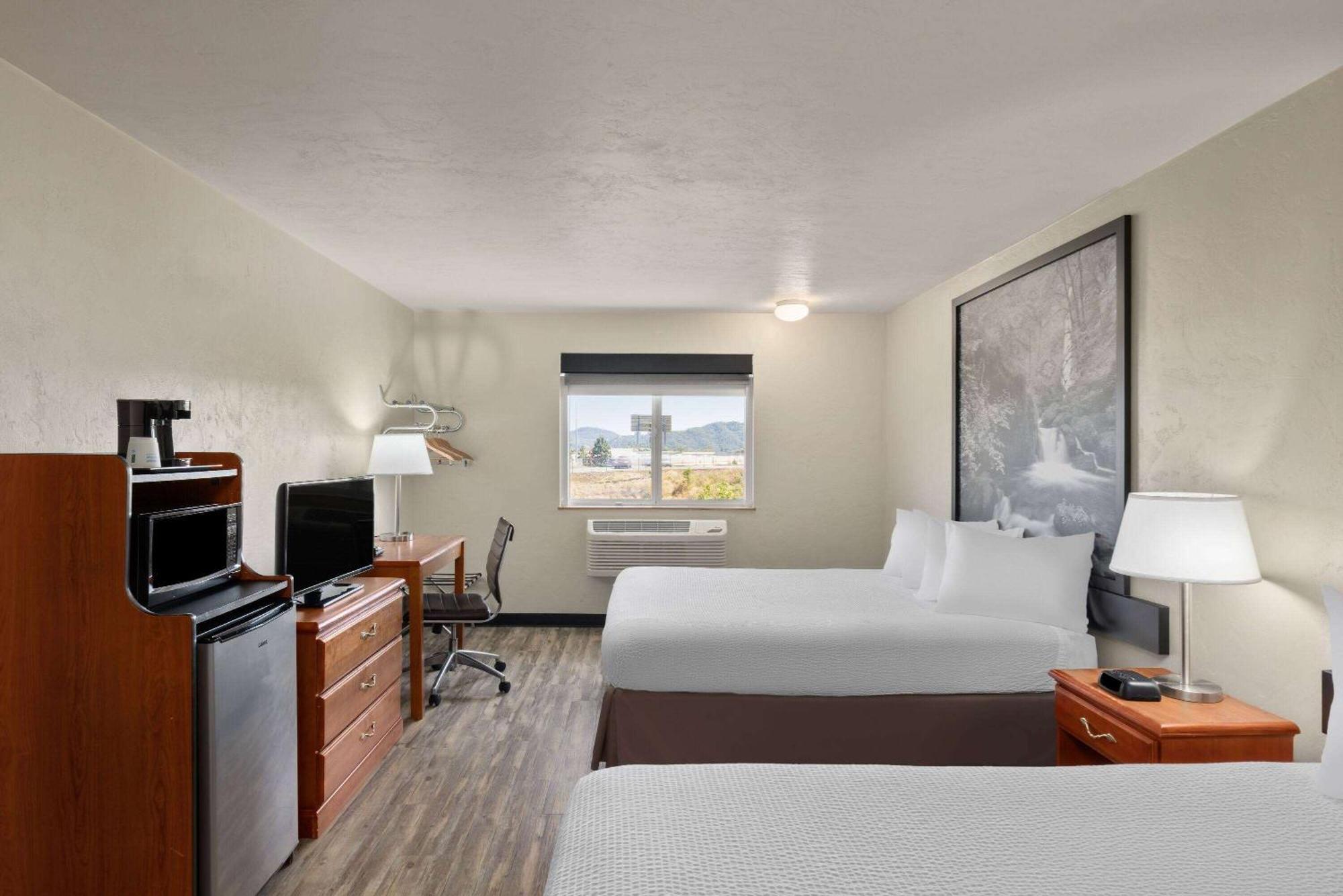Super 8 By Wyndham Roseburg Hotel Exterior photo