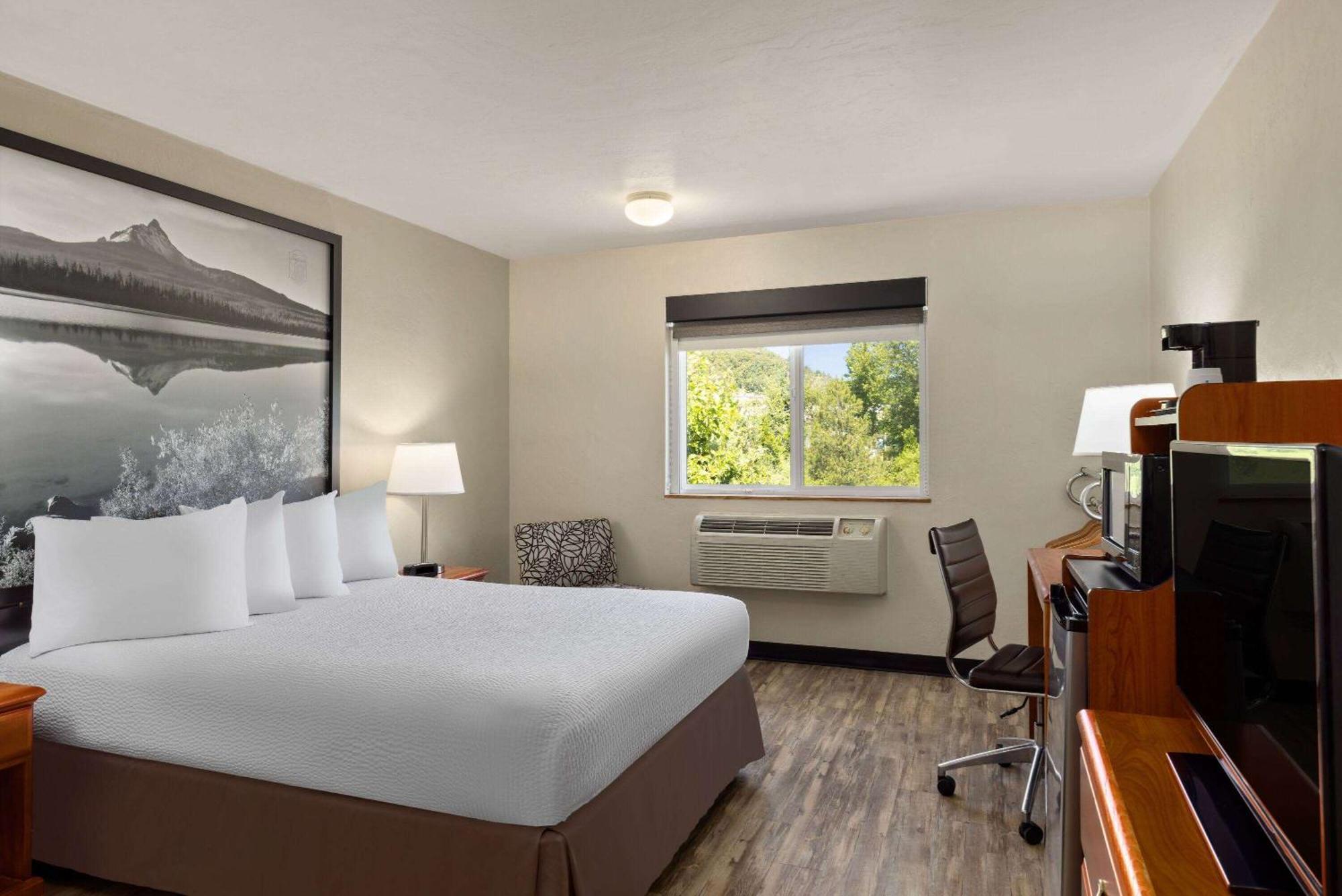 Super 8 By Wyndham Roseburg Hotel Exterior photo