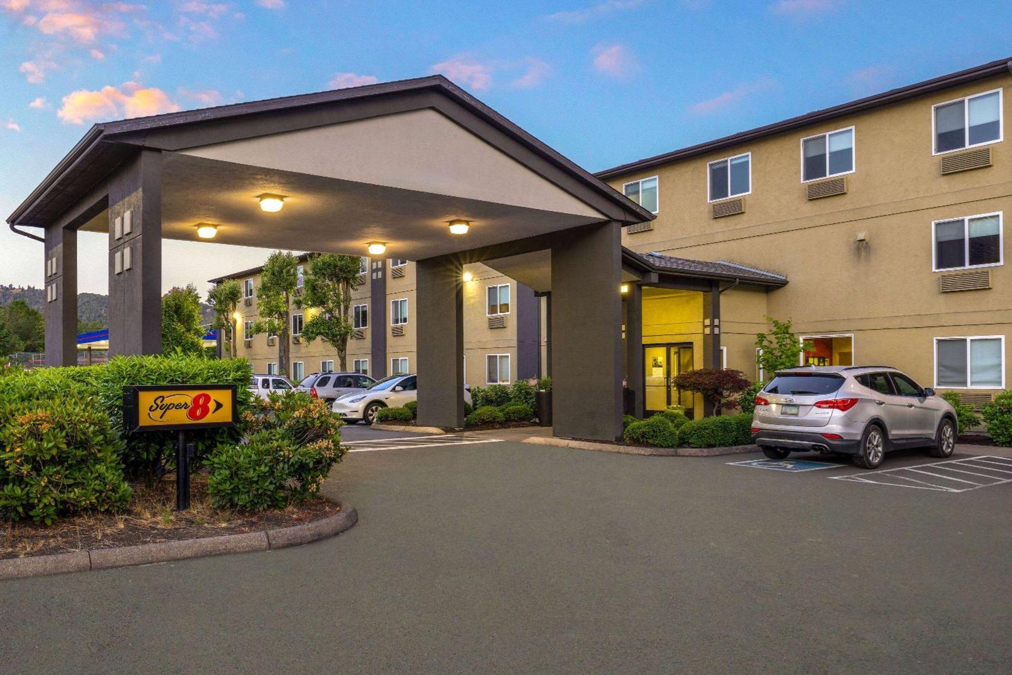 Super 8 By Wyndham Roseburg Hotel Exterior photo