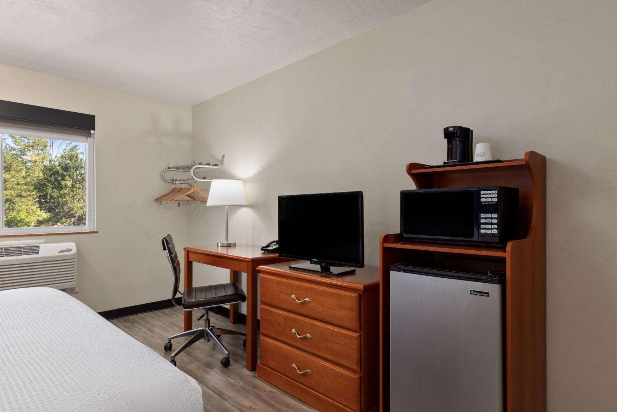 Super 8 By Wyndham Roseburg Hotel Exterior photo